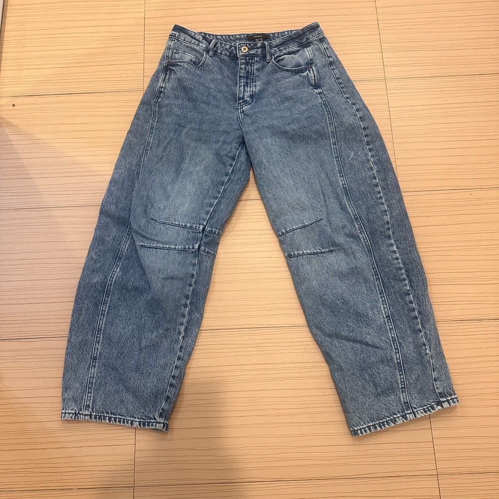 Forever 21 Mid-Rise Baggy Barrel Jeans in Light Denim. Size 26